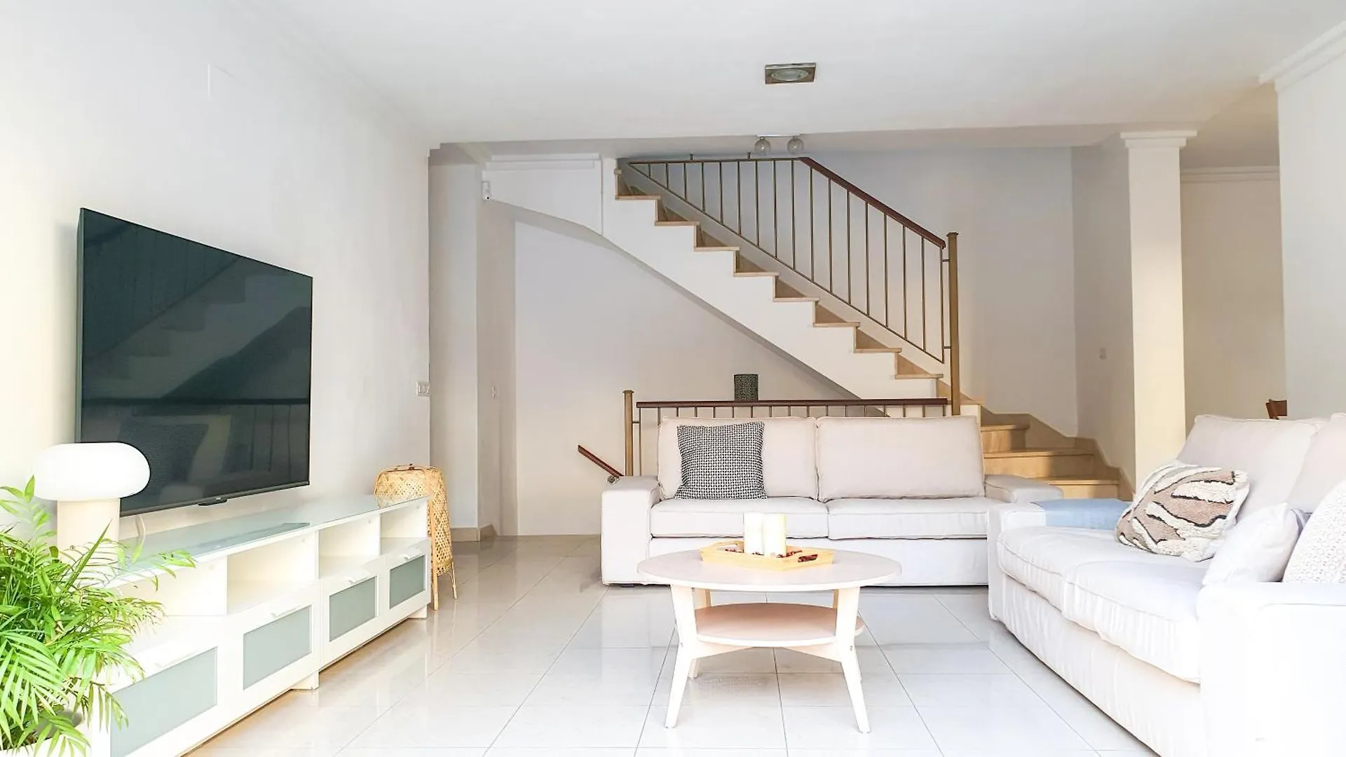 4-Bedroom Villa Los Corales With Jacuzzi, Garden, Close To Everything Лос Кристианос