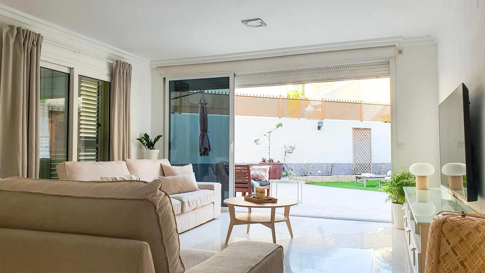 4-Bedroom Villa Los Corales With Jacuzzi, Garden, Close To Everything Лос Кристианос