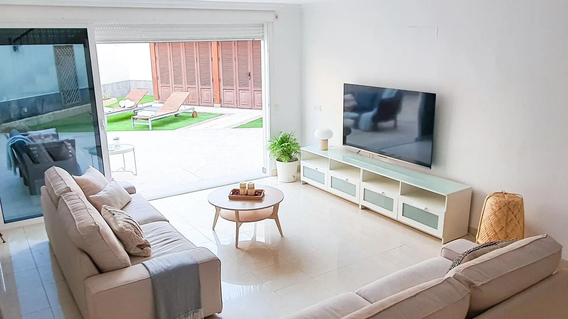 4-Bedroom Villa Los Corales With Jacuzzi, Garden, Close To Everything Лос Кристианос