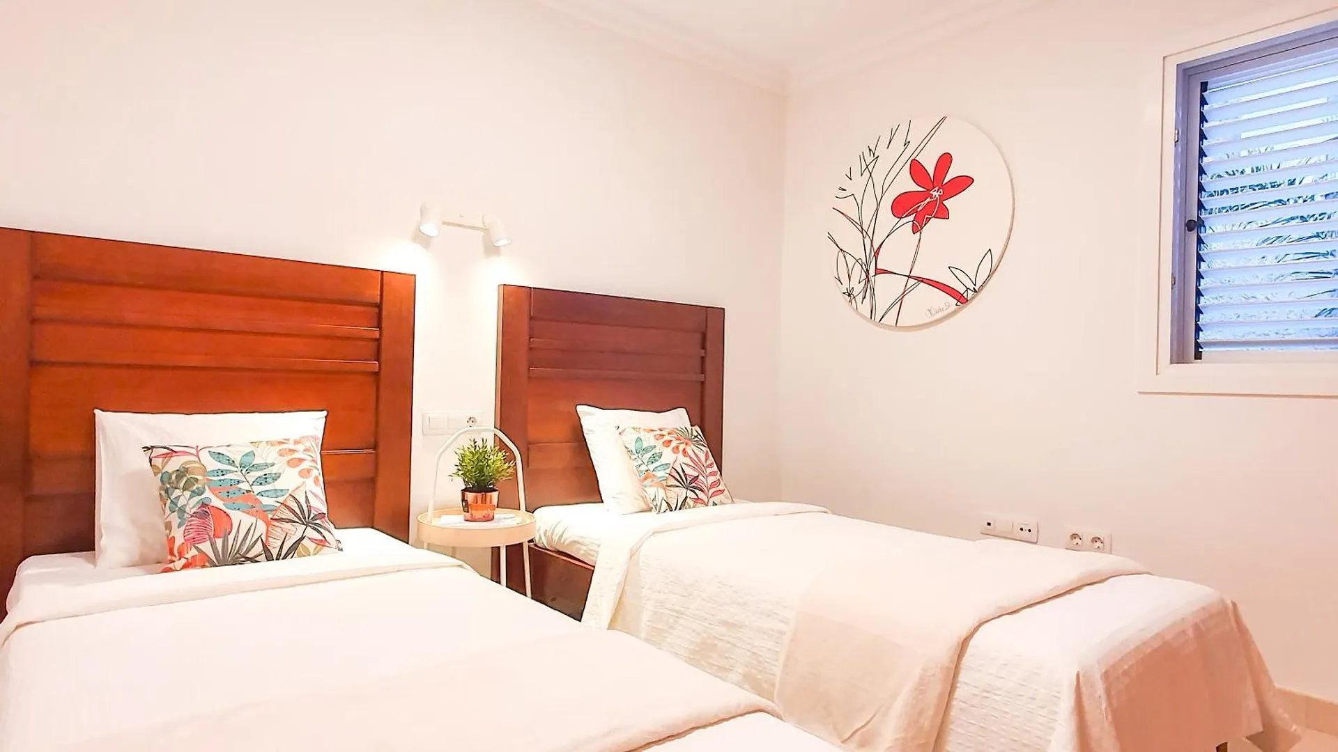4-Bedroom Villa Los Corales With Jacuzzi, Garden, Close To Everything Лос Кристианос