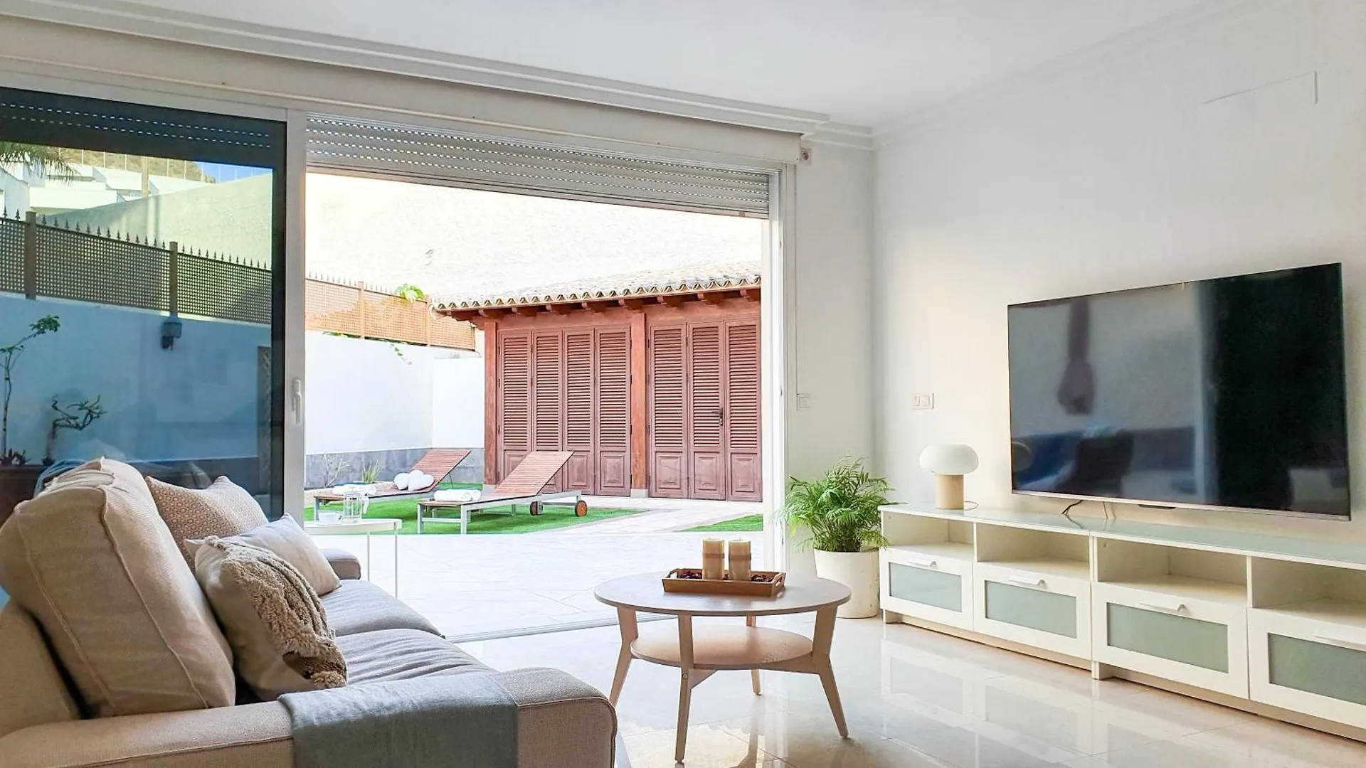 4-Bedroom Villa Los Corales With Jacuzzi, Garden, Close To Everything Лос Кристианос